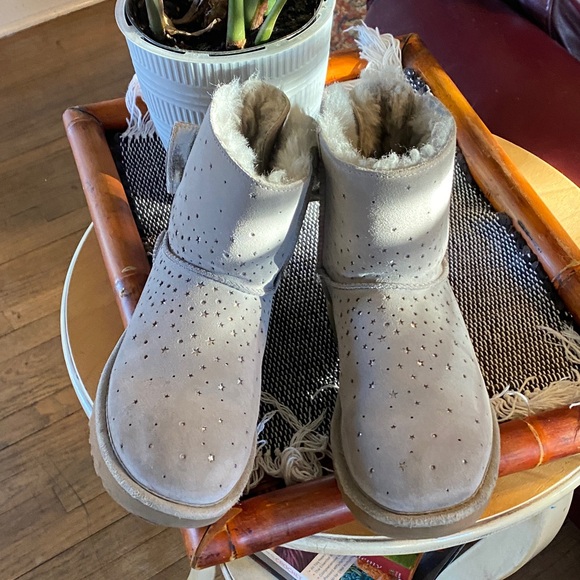 Like NEW. UGGS! Bow Booties. Silver/gray/glitz in stars/bow. Worn 3 hours. Sz 8 - Picture 3 of 6